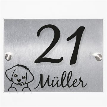 Hausnummernschild mit Hausnummer, Name und Hund