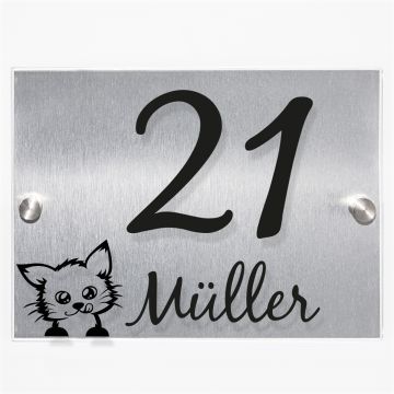 Hausnummernschild mit Hausnummer, Name und Katze